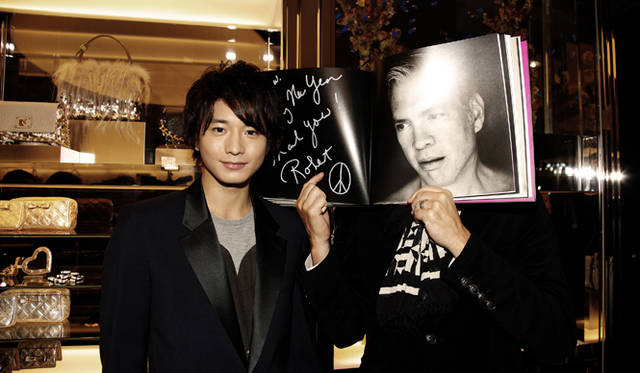 <strong>MARC JACOBS｜マーク ジェイコブス　会長ロバート・ダフィー氏、来日イベント</strong>　俳優の向井理さんとロバート・ダフィー氏。