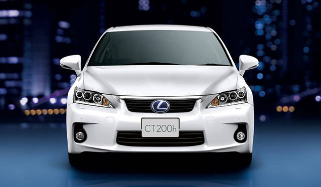<strong>LEXUS CT200h｜レクサス CT200h</strong>　ボディカラー、ホワイトパールクリスタルシャインの「version L」。