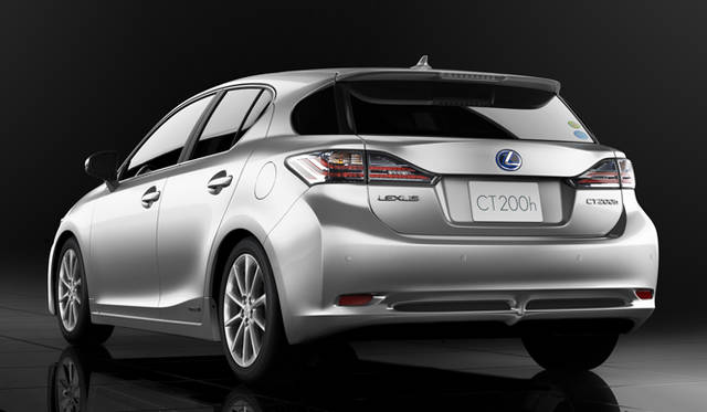 <strong>LEXUS CT200h｜レクサス CT200h</strong>　ボディカラー、シルバーマイカメタリックの「version L」。