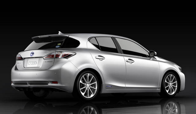 <strong>LEXUS CT200h｜レクサス CT200h</strong>　ボディカラー、シルバーマイカメタリックの「version L」。