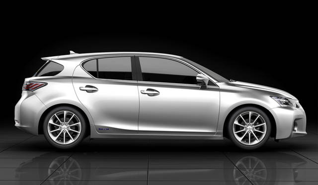 <strong>LEXUS CT200h｜レクサス CT200h</strong>　ボディカラー、シルバーマイカメタリックの「version L」。
