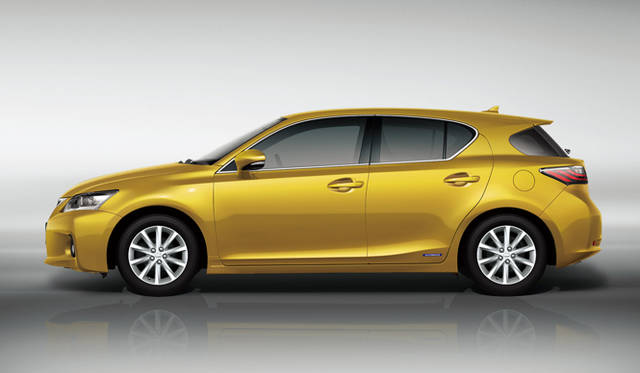 <strong>LEXUS CT200h｜レクサス CT200h</strong>　ボディカラー、フレアイエローマイカメタリックの「version C」