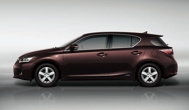 <strong>LEXUS CT200h｜レクサス CT200h</strong>　ボディカラー、エクシードブルーメタリックの「F sport」