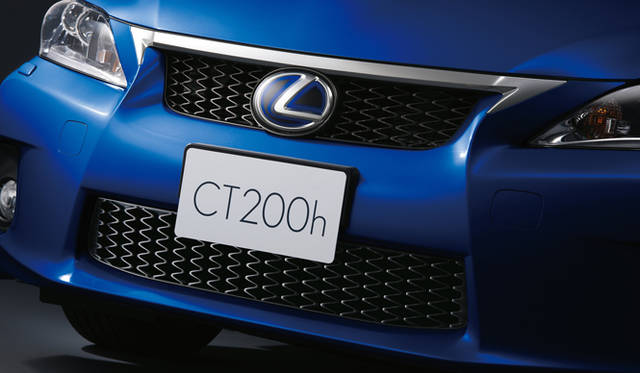 <strong>LEXUS CT200h｜レクサス CT200h</strong>　フロンフェンダーに取りつけられる「F SPORT」専用エンブレム