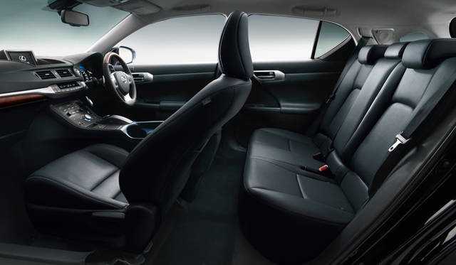 <strong>LEXUS CT200h｜レクサス CT200h</strong>　本革シートのブラックバージョン。