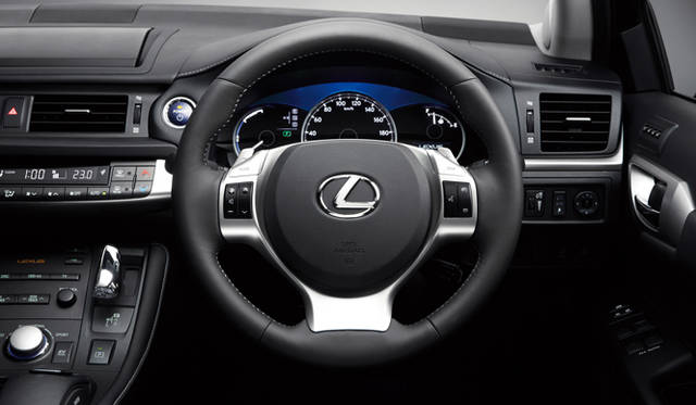 <strong>LEXUS CT200h｜レクサス CT200h</strong>　本革ステアリング