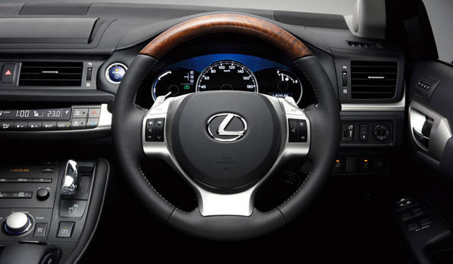 <strong>LEXUS CT200h｜レクサス CT200h</strong>　木目のアッシュバールを備えた場合。