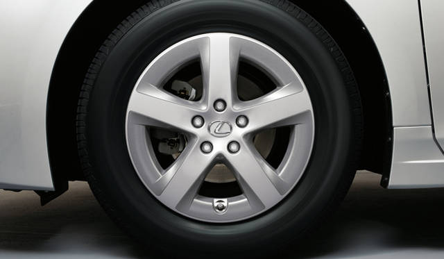 <strong>LEXUS CT200h｜レクサス CT200h</strong>　195/65R15タイヤ＆アルミホイール