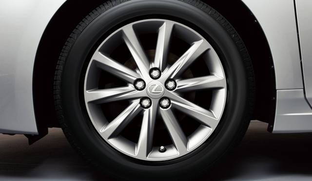 <strong>LEXUS CT200h｜レクサス CT200h</strong>　205/55R16タイヤ＆アルミホイール