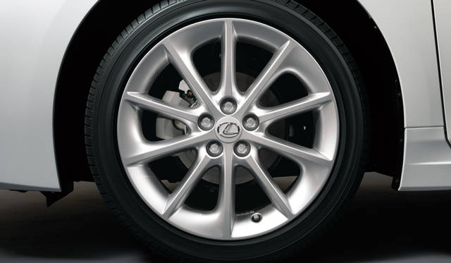 <strong>LEXUS CT200h｜レクサス CT200h</strong>　215/45R17タイヤ＆アルミホイール