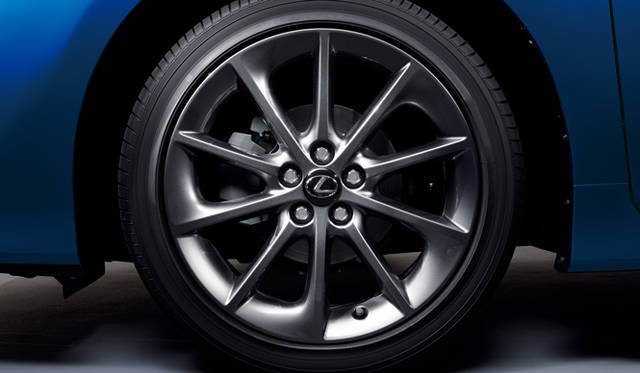 <strong>LEXUS CT200h｜レクサス CT200h</strong>　215/45R17タイヤ&「F SPORT」専用アルミホイール
