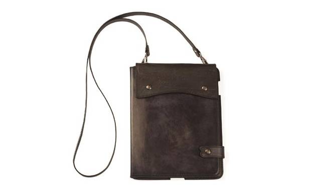 <strong>Berluti│ベルルッティ</strong> ヌドゥーパリ、 サイズ│H270×W210×D30mm、 価格│20万6850円