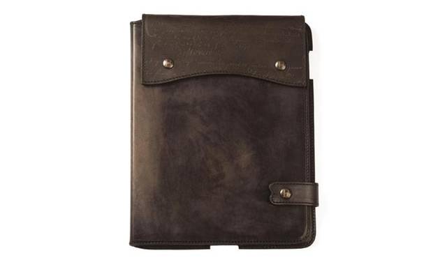 <strong>Berluti│ベルルッティ</strong> ヌドゥーパリ、 サイズ│H270×W210×D30mm、 価格│20万6850円