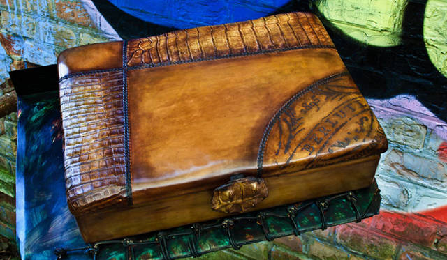 <strong>Berluti│ベルルッティ</strong> ウォッチトランク、 サイズ│H100×W395×D290ｍｍ、 価格│94万5000円