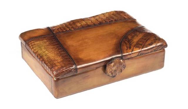 <strong>Berluti│ベルルッティ</strong> ウォッチトランク、 サイズ│H100×W395×D290ｍｍ、 価格│94万5000円