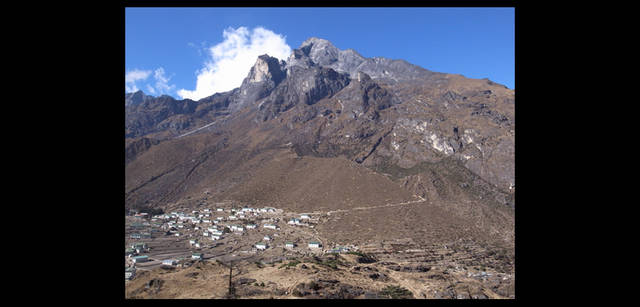 <strong>石川直樹×リコーGXR</strong>　シェルパの聖なる山、クンピラ山とその麓のクムジュ村