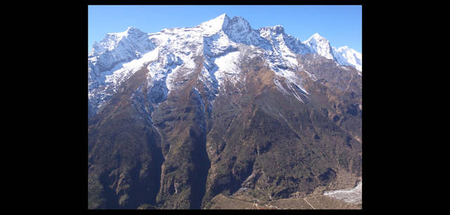 <strong>石川直樹×リコーGXR</strong>　ナムチェバザールからほど近くに見えるコンデリ山