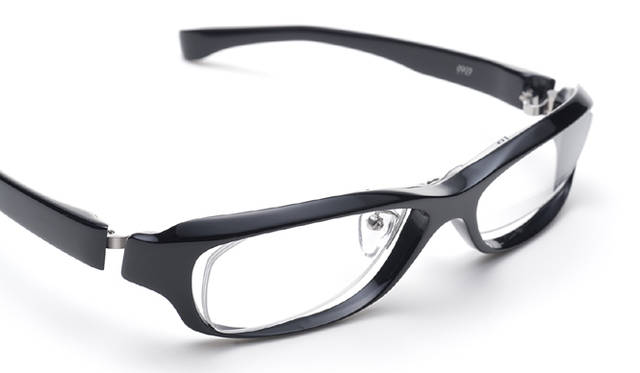 <strong>999.9｜フォーナインズ</strong>　NP-55 col.90。エッジを立てたスクエアモデル。3万9900円