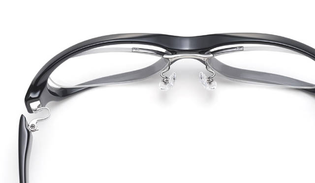 <strong>999.9｜フォーナインズ</strong>　NP-55 col.90。ダブルフロント：フェイスフロントとインナーフロントからなる、ダブルフロント構造。レンズやリム、クリングスを支えるインナーフロントは、フェイスフロントのブリッジ裏一箇所に埋め込んで固定してある。フレームにかかる力がレンズに直接干渉せず、レンズへの負担を軽減する。