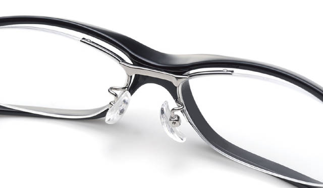 <strong>999.9｜フォーナインズ</strong>　NP-55 col.90。クリングスパーツ：独自の手法で組み込んだインナーフロントに固定したクリングスパーツが、メタルフレーム同様の細かい調整を可能にする。これによりNPシリーズの特徴である、メタルの要素も感じられる表現や掛け心地が際立っている。