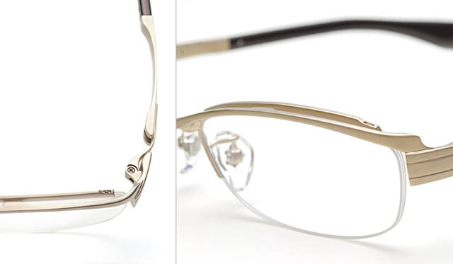 <strong>999.9｜フォーナインズ</strong>　S-111T col.3。フロント：ダブルフロントを発展させた、新たなフロント構造。ブロウバーとカットリムの関係性が作る立体感が、見る角度や掛ける方によって印象を変える。プロダクトとしての高い質感と眼鏡としての豊かな表情をつくりだしている。ブロウバーとカットリムの上下の位置関係をずらし、前面のブロウから後のリムが覗くようにすることで、フロントの表情に奥行きを表現。さらにブロウバーを曲智にして後方に向けて大きく曲げ、立体感を高めている。レンズを支えるリムは、ブリッジ裏に左右それぞれ固定し、ブロウバーから独立させているため、テンプルからの負荷が直接レンズに干渉しない。