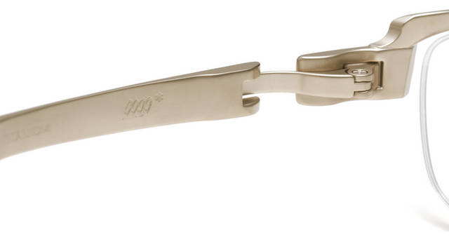 <strong>999.9｜フォーナインズ</strong>　S-111T　col.3。ヨロイ×バランサー：フォーナインズの機能パーツのひとつである、バランサーを用いている。このパーツを起点として、フレーム全体で力の吸収・分散を行っている。テンプル合口を二股の形状にし、バランサーのバネ部を伸ばすことで、さらに効率よく負荷を解消できるように配慮。テンプル側に配置したバランサーとフロント側のパーツが一対であり、過度な負荷がかかった場合にはバランサーをフロント側で受け止めることができる。4万5150円