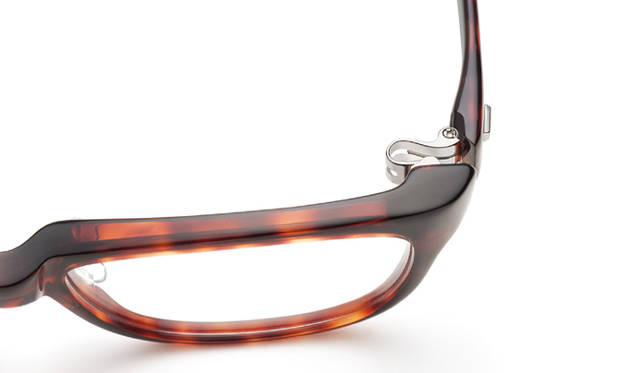 <strong>999.9｜フォーナインズ</strong>　NP-90 col.502。曲智：油圧プレスによる曲智を用いることで、プラスチック素材のボリューム感を最大限活かしている。智を後方に向けて曲げた曲智にし、平面的になりがちなウェリントンスタイルにおいても奥行きを感じさせる、フォーナインズらしい表情だ。洗練された新たなウェリントンスタイル。