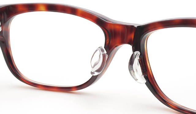 <strong>999.9｜フォーナインズ</strong>　NP-90 col.502。パッド：調整をしなくても、より多くの方々にフィットする、フォーナインズ独自の曲面形状のコートパッド。フレームのボリュームに合わせて、Mサイズ（現状S・M・Lの3種類のサイズがあり、フレームごとに使い分けている）を使用。快適な掛け心地が得られるとともに、プラスチックフレームの質感をさらに高める。