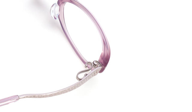 <strong>999.9｜フォーナインズ</strong>　NPM-30 col.6714。S字パーツ：フォーナインズのレディースモデルの機能を象徴するS字パーツを、はじめてネオプラスチックフレームに使用。テンプルからかかる負荷を解消する逆Rヒンジと同等の機能はそのままに、テンプルの内側に配置し、女性のための美しさを求めたテンプルで魅せるデザインに。フロントとテンプルの間から覗く蝶番を樽型にしてフレームと同じ色調にすることにより、フロントからサイドへの繋がりにおいてもやわらかな質感を表現し、女性らしさを追求している。