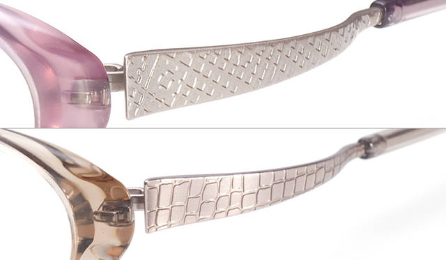 <strong>999.9｜フォーナインズ</strong>　上：NPM-30 col.6714、下：NPM-30 col.2201。テンプル：やわらかな曲線を描くテンプルには、オリジナルのレリーフを施し、女性のための美しい質感を追求。メタルテンプルの表面に2層に重ねて樹脂を塗り、レーザーを用いて表現。メタルの質感を活かした華やかなレリーフは、モザイク調、クロコ調の2種類。フロントのカラーに合わせて、2つのレリーフを使い分けてある。