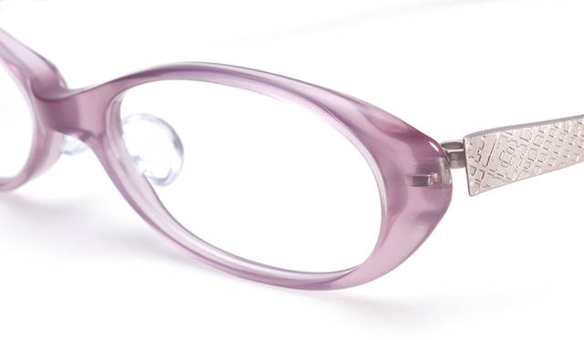 <strong>999.9｜フォーナインズ</strong>　NPM-30 col.6714。フロント：フロントには、女性らしいやわらかさを表現するため、7mm生地を使用。生地のほどよいボリューム感や奥行きを感じさせる智の表情が、フレーム全体にやらかな印象を与える。NPM-30は、オーバルをベースにした智のないタイプ。NPM-31は、シャープなスクエア。NPM-32は、フォックススクエア。3型それぞれ異なる表情でありながら、どれもやわらかな印象を宿したフロントデザインだ。