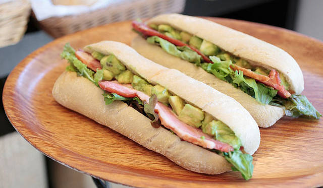 <strong> Boulangerie ichi｜ブーランジェリー イチ</strong>　ボリュームたっぷり、人気のサンドウィッチ。写真の「アボカドとベーコン」など常時7～8種類が揃っている。パンはソフトで食べやすい「チャバタ」を使用。開店時刻とともに提供 1個449円