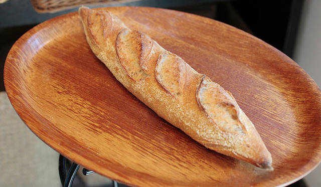 <strong> Boulangerie ichi｜ブーランジェリー イチ</strong>　北海道産の小麦粉を使い、長時間低温発酵で粉本来の旨味を引き出した「バゲット」。小麦粉から起こした自家製の液体天然酵母と微量のイーストを使用。焼きあがり予定時間　開店時から 1本199円