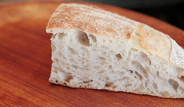 <strong> Boulangerie ichi｜ブーランジェリー イチ</strong>　小麦の原種にあたる古代穀物「スペルト小麦」を使用した「スペルト小麦の田舎パン」。水分量が多く、もっちりとした食感が特徴。焼きあがり予定時間　開店時から 1個1500円　1/4 399円 