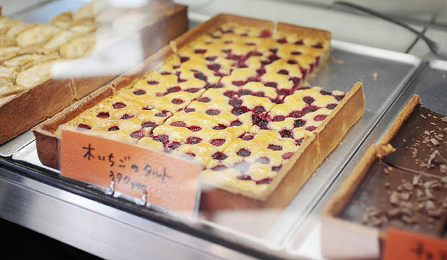 <strong> Boulangerie ichi｜ブーランジェリー イチ</strong>　『ブーランジェリー イチ』では、「木いちごのタルト」、「チョコレートのタルト」など甘いお菓子も選べる。市毛さん曰く「パン屋っぽい、豪快な焼き菓子です」とのこと。