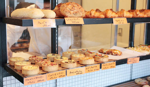 <strong> Boulangerie ichi｜ブーランジェリー イチ</strong>　パンのほか、キッシュ類も充実。チーズ、オリーブ、ドライフルーツ、ナッツといったワインに合う素材を多く使っている。
