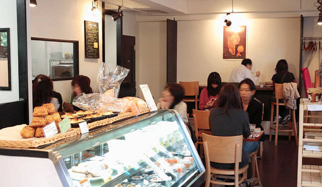 <strong> Boulangerie ichi｜ブーランジェリー イチ</strong>　すぐ近くにある新店『パティスリー トレトゥール イチ』にはカフェがあり、ランチは女性客で満員になる人気ぶり。ちなみに「トレトゥール」とはフランス語で「お惣菜屋さん」のことだそうだ。