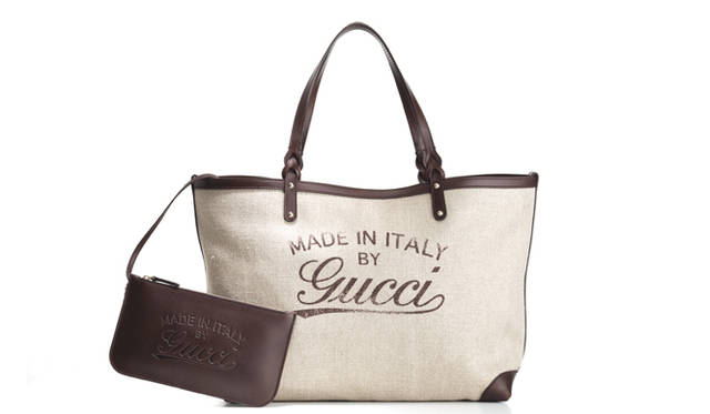 　フロントとなかのミニバッグには、「グッチ スクリプト ロゴ」があしらわて。グッチ クラフト」バッグ [W52×H32×D18cm] 11万4450円（グッチ／グッチ ジャパン）