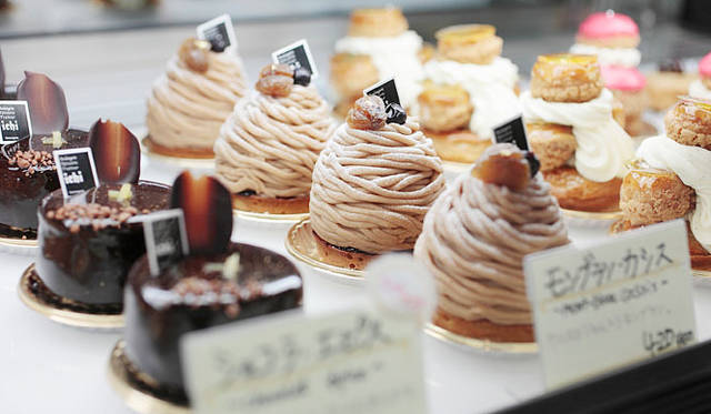 <strong> Boulangerie ichi｜ブーランジェリー イチ</strong>　『パティスリー トレトゥール イチ』のパティシエがつくる美しく繊細なケーキ。新店では、フランス家庭料理のデリ、ケーキや焼き菓子、市毛氏の焼くパン、カフェでのランチも楽しめる。西馬込でいま話題のスポットだ。