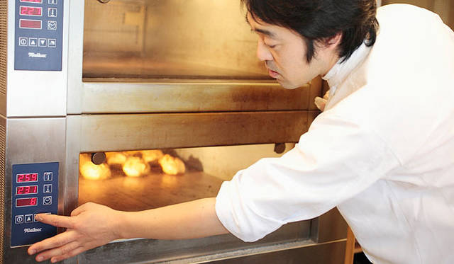 <strong> Boulangerie ichi｜ブーランジェリー イチ</strong>　ワインが大好きで「ワインエキスパート」の資格ももつ市毛 理さん。「パンだけでなく、お惣菜やケーキなども手に入り、ゆくゆくはワインも楽しめる、そんなパン屋の未来型を目指しています」。