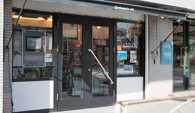 <strong> Boulangerie ichi｜ブーランジェリー イチ</strong>　黒と白が基調のすっきりとした店構え。男性も気軽に入れる雰囲気だ。