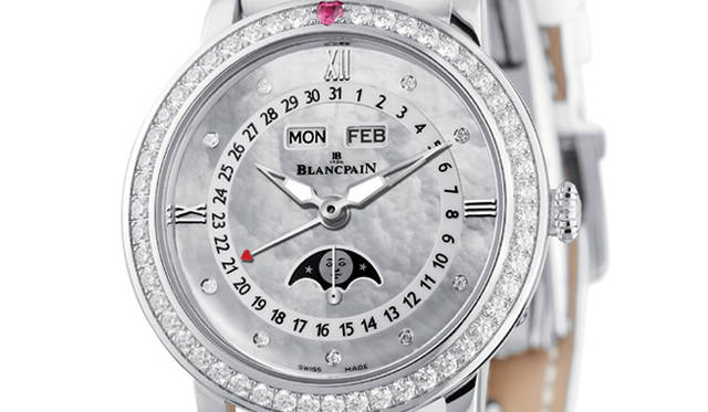 <strong>BLANCPAIN｜ブランパン</strong>　世界限定99本の「セント バレンタイン 2011」。マザーオブパールの文字盤とベゼルに、合計58個のダイヤモンドと1個のルビーがはめ込まれている。