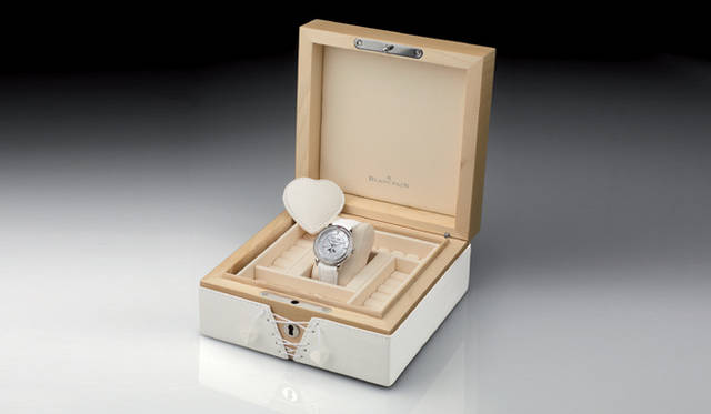 <strong>BLANCPAIN｜ブランパン</strong>　白いナパ革製の“コルセット”に包まれたオリジナル木製ボックス。