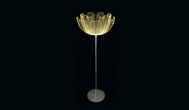 <strong>airLUCE｜エアルーチェ</strong>　「Lotus Flower」の「立花」19万5000円。ポールに立てるタイプ。