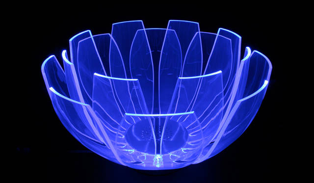 <strong>airLUCE｜エアルーチェ</strong>　「Lotus Flower」の「浮花」19万円。コバルト・ブルー。