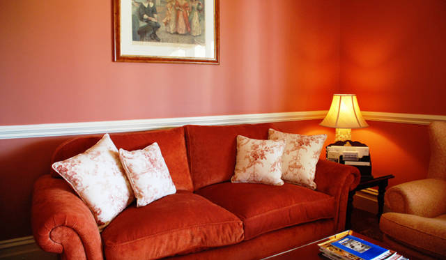 <strong>オーストラリア｜シャトー・イェリング・ヒストリック・ハウス・ホテル</strong> スイートのリビングエリア。ゲストルームはいずれもゆったりと広い 