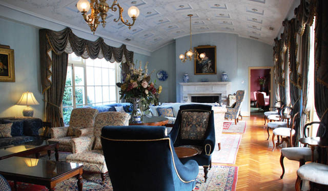 <strong>オーストラリア｜シャトー・イェリング・ヒストリック・ハウス・ホテル</strong> レセプション脇のラウンジは英国の邸宅そのもの。奥にダイニングルームが広がる 