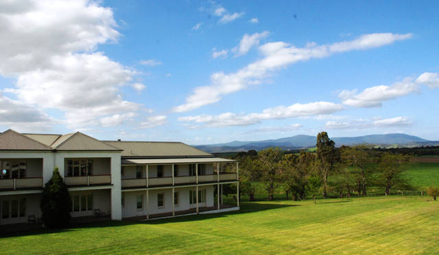 <strong>オーストラリア｜シャトー・イェリング・ヒストリック・ハウス・ホテル</strong> 二階のスイートのテラスからは雄大なヤラヴァレーとブドウ畑を一望に 