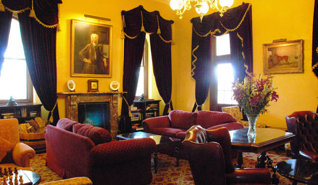 <strong>オーストラリア｜シャトー・イェリング・ヒストリック・ハウス・ホテル</strong> ラウンジに比べて重厚なムードのバー。冬には暖炉が 