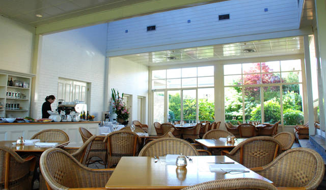 <strong>オーストラリア｜シャトー・イェリング・ヒストリック・ハウス・ホテル</strong> 朝食のダイニングはガラリと変わり、開放感あるスペース 